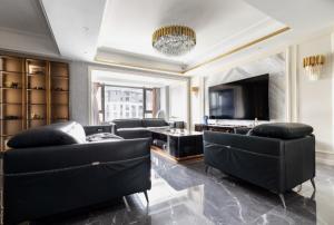 跃层客厅设计,一楼客厅装修效果图,杭州最好的跃层装修公司 临安苕溪壹号简欧轻奢别墅装修案例赏析