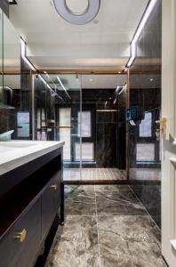 客卫生间装修效果图,跃层一楼客卫装修设计,杭州最好的跃层装修公司 临安苕溪壹号简欧轻奢别墅装修案例赏析